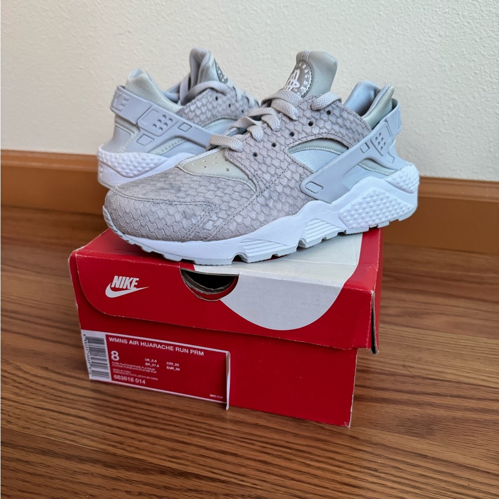 Nike women’s Air Hurache Run Premium